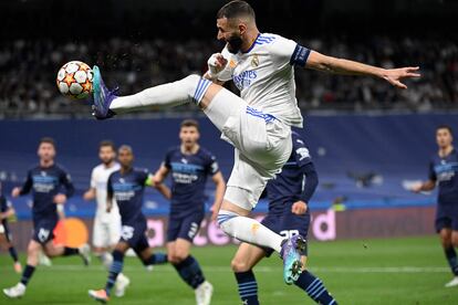 Karim Benzema controla el esférico durante un partido de la Champions ante el Manchester City, el 4 de mayo de 2022.