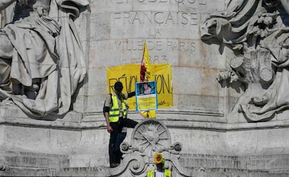 Un manifestante muestra, en una reciente protesta en París, una imagen de los protagonistas de 'El jorobado de Notre Dame' de Disney con el texto: “Quasimodo y Esmeralda ya no tienen donde vivir. En Francia hay ocho millones de 'quasimodos' y 'esmeraldas' sin catedral”.