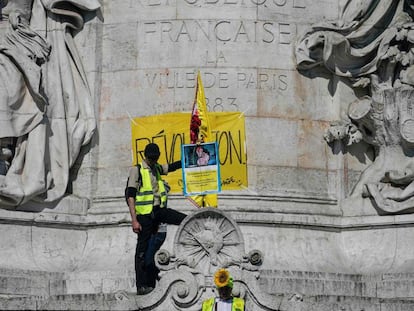 Un manifestante muestra, en una reciente protesta en París, una imagen de los protagonistas de 'El jorobado de Notre Dame' de Disney con el texto: “Quasimodo y Esmeralda ya no tienen donde vivir. En Francia hay ocho millones de 'quasimodos' y 'esmeraldas' sin catedral”.