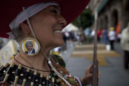 Una simpatizante de Andrés Manuel López Obrador lleva unos pendientes con la imagen del candidato a la presidencia de México.