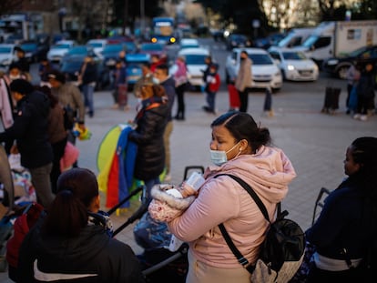 Colas de gente durante la entrega de regalos a más de 100 niños vulnerables en Madrid, el 4 de enero de 2023.
