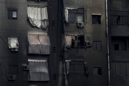 Edificio calcinado en Beirut, tras un bombardeo israelí este martes. 