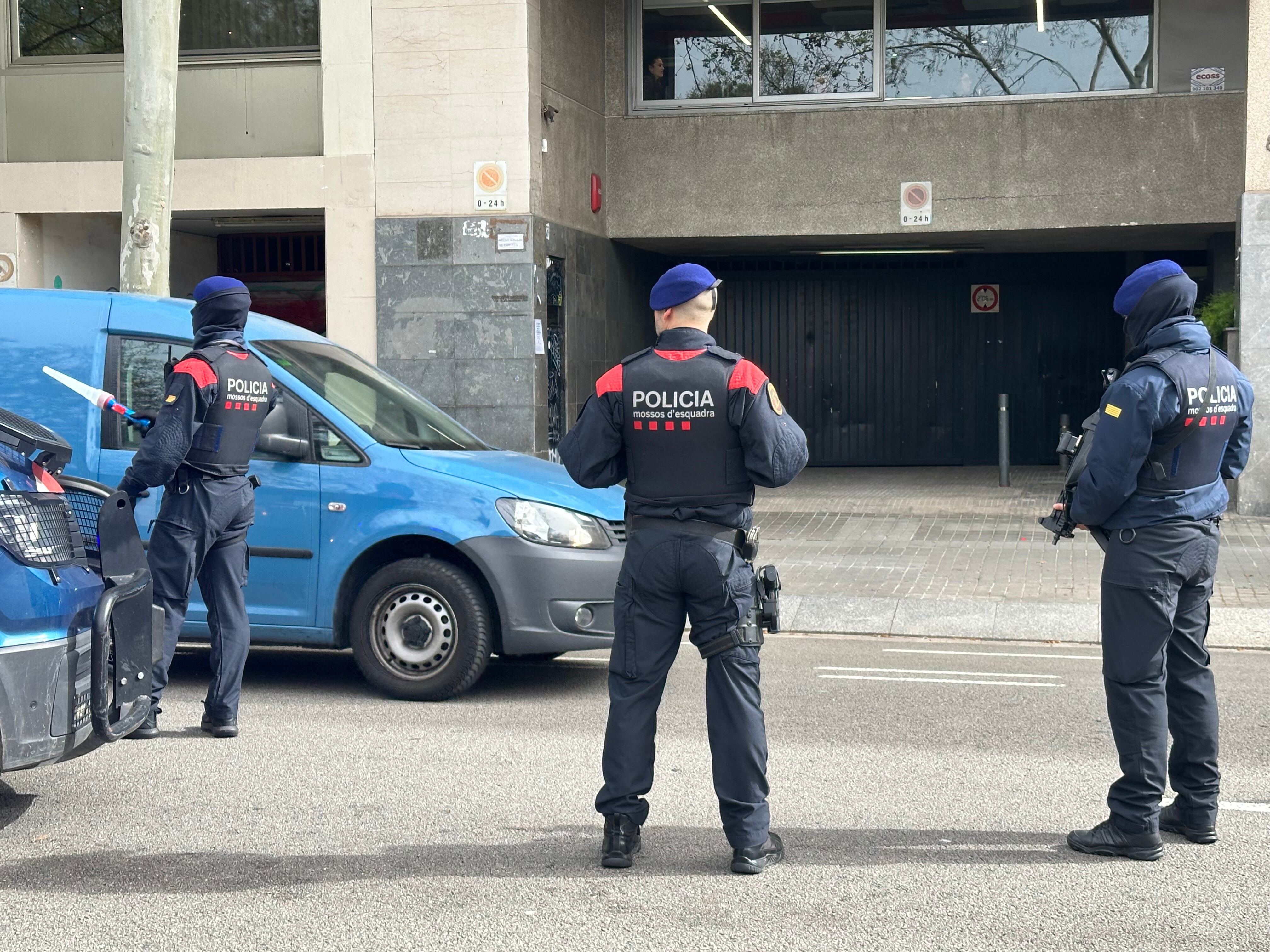 Los Mossos durante el plan Kanpai, desarrollado este viernes.