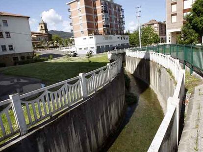 El río Asua, encauzado a su paso por el centro de Lezama.
