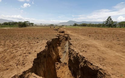 Grieta de varios kilómetros detectada al sur de Kenia y generada porque la Tierra es un planeta en movimiento.