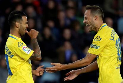 Viera y Castellano celebran un gol de Las Palmas.