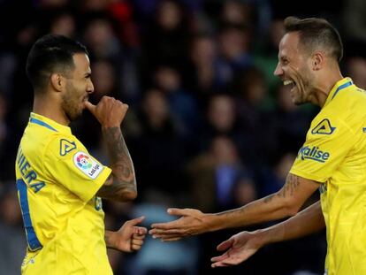 Viera y Castellano celebran un gol de Las Palmas.