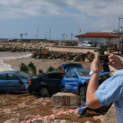 Un hombre footgrafía los destrozos en los vehículos, después del paso de la tormenta de este miércoles en Alcanar, a 2 de septiembre de 2021, en Tarragona, Cataluña (España). En este municipio de Tarragona han caído 78 litros por metro cuadrado, provocando daños en vehículos, infraestructuras públicas y viviendas privadas, aunque no hay daños personales ni personas desaparecidas. Además, la intensidad de las lluvias ha obligado a cortar carreteras, circulación de trenes y ha dejado sin luz a un millar de usuarios.
02 SEPTIEMBRE 2021;LLUVIAS;TEMPORAL;INUNDACIONES;DESTROZOS;DAÑOS
Fabián Acidres / Europa Press
02/09/2021