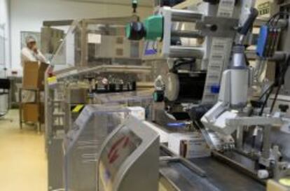 GRA171, ZARAGOZA, 12/05/2014.- Una vista de la zona de producción de medicamentos de una empresa farmacéutica en Zaragoza.