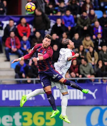 Sergi Enrich y Sergio Ramos luchan por la pelota.