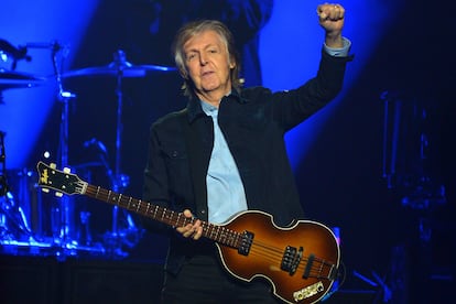 ¿Quién es? Paul McCartney. ¿A cuánto asciende su patrimonio? 1.000 millones de euros. ¿Cómo amasó su fortuna? El británico es uno de los músicos y compositores con mayor éxito de la historia de la música. Tanto como parte de los míticos The Beatles como en solitario, ya que en sus giras internacionales es capaz de cobrar cerca de 100 millones de euros por unos meses de trabajo. Además, tiene diferentes propiedades en Reino Unido, Manhattan, Beverly Hills y hasta un rancho en Arizona.