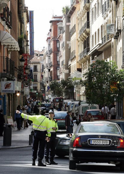 Unos agentes regulan el tráfico en el barrio de Las Letras de Madrid.