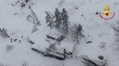 Vista aérea del Hotel Rigopiano, sepultado por una avalancha de nieve tras el terremoto de magnitud 5,7 grados.