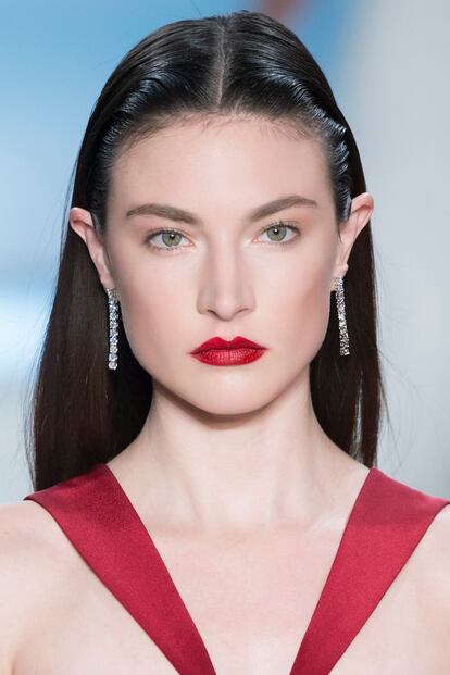 Los labios rojos son perfectos para la fiesta. Palabra de Cushnie et Ochs.