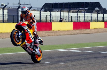  Marc Márquez, en el momento de cruzar la meta como primero en la carrera de Moto GP.