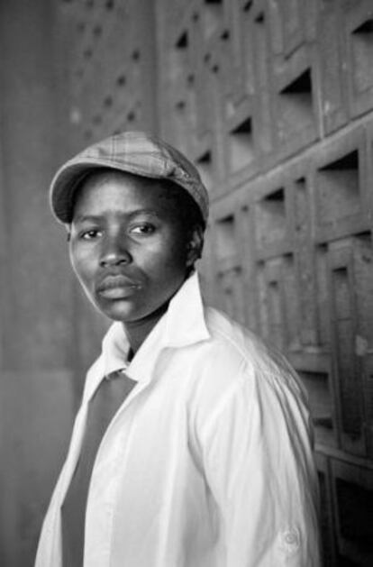 La Casa África de Las Palmas de Gran Canaria dedica una retrospectiva a la fotógrafa sudafricana Zanele Muholi, que muestra su proyecto Faces and Phases, la historia de mujeres castigadas por su pobreza, color de piel y condición sexual, como Amogelang Senokwane.