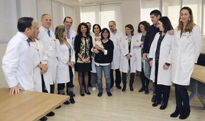 La consejera de Salud, María Jesús Montero junto a Amanda Martínez con su hijo en brazos.