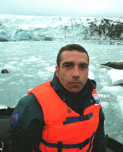 Imagen del reportero de Telecinco fallecido José Couso durante un viaje a la Antártida.
