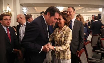 El presidente de la CEOE, Antonio Garamendi, saluda a la vicepresidenta del Gobierno en funciones, Carmen Calvo.