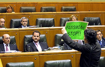 Un representante de Batasuna presenta un cartel ante el grupo popular en el Parlamento vasco.