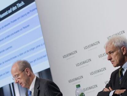 El presidente del Consejo de Supervisión de Volkswagen, Hans Dieter Pötsch, y el de la Junta Directiva, Matthias Müller, en la rueda de prensa del jueves en la sede de la compañía en Wolfsburgo (Alemania).