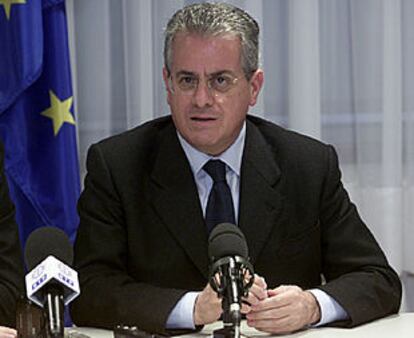 El ministro italiano de Justicia, Roberto Castelli, en una rueda de prensa ayer en Bruselas.