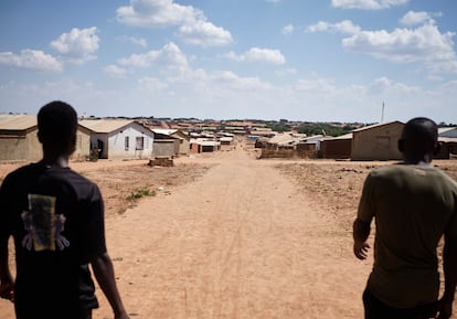Jimmy Nishimwe (izquierda, 23 años, Burundi) y Andrew Amisi (derecha, 32 años, RDC) caminan por las calles de Dzaleka.