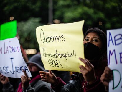 Un grupo de personas se manifiesta contra la escasez de medicamentos oncológicos, en junio en el aeropuerto de la Ciudad de México.