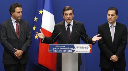 El primer ministro francés, François Fillon (centro), flanqueado por los titulares de Educación, Luc Chatel (izquierda), y de Inmigración, Eric Besson, ayer en París.