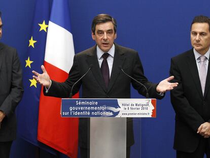 El primer ministro francés, François Fillon (centro), flanqueado por los titulares de Educación, Luc Chatel (izquierda), y de Inmigración, Eric Besson, ayer en París.