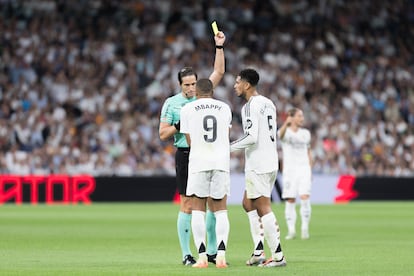 Kylian Mbappe recibe una tarjeta amarilla durante el partido de La Liga entre el Real Madrid y el Espanyol en el estadio Santiago Bernabéu el pasado 21 de septiembre de 2024.