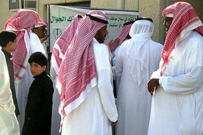 Un grupo de hombres frente a un colegio electoral en Al Jobar, en la Provincia Oriental de Arabia Saudí.