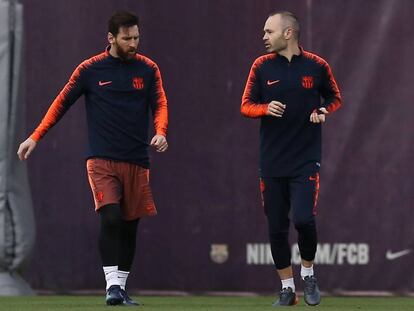 Messi e Iniesta se preparam para o jogo contra o Real Madrid.