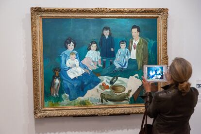 Una mujer fotografía con su tablet una de las obras de Picasso expuestas en la exposición.