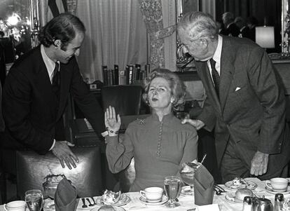 A então recém-eleita líder do Partido Conservador britânico, Margaret Thatcher, conversa com os senadores norte-americanos Joe Biden (à esquerda) e John Sparkman, no Capitólio, Washington, em setembro de 1975.