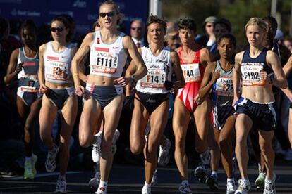 Paula Radcliffe, con el dorsal F111, estuvo siempre en cabeza desde el principio de la prueba.