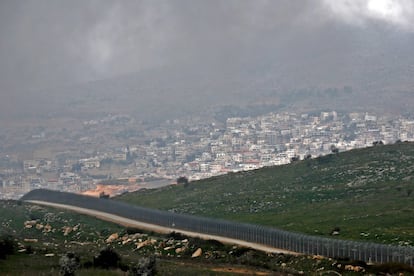 Trump ha justificado su reconocimiento como algo necesario por las "agresivas acciones" de Irán y grupos "terroristas" contra Israel. En la foto, vista de la valla defensiva que separa el sector ocupado por Israel de los Altos del Golán y la ciudad drusa de Majdal Shams.