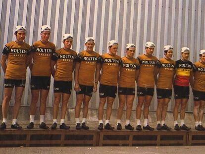 El equipo Molteni, con Merckx a la izquierda, durante una presentación.
