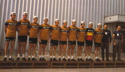 El equipo Molteni, con Merckx a la izquierda, durante una presentación.