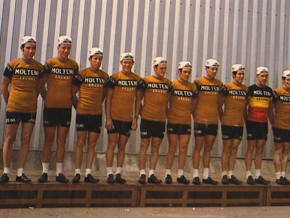 El equipo Molteni, con Merckx a la izquierda, durante una presentación.