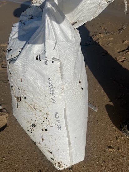 Uno de los sacos hallados en la playa de Espiñeirido y que sirvió a María José Arceo para contactar con Bedeko.