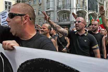 Manifestantes de extrema derecha con símbolos nazis protestan en el centro de Lisboa el pasado 18 de junio contra la política de inmigración.