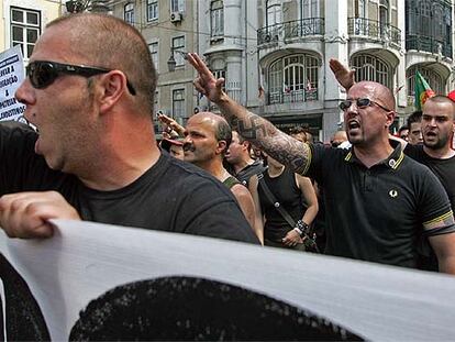 Manifestantes de extrema derecha con símbolos nazis protestan en el centro de Lisboa el pasado 18 de junio contra la política de inmigración.