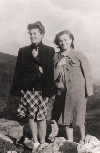 Carmen Laforet con su gran amiga Linka Babecka, en la Sierra de Guadarrama, 1944.