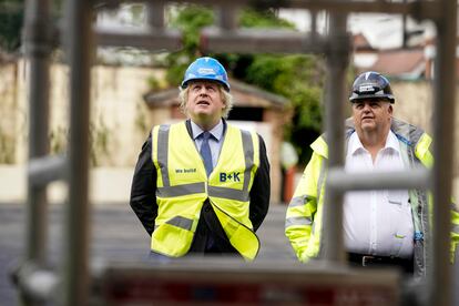 El 29 de junio de 2020, el primer ministro británico visitaba las obras de la Escuela Secundaria Ealing Fields, antes de su inauguración en Londres. 