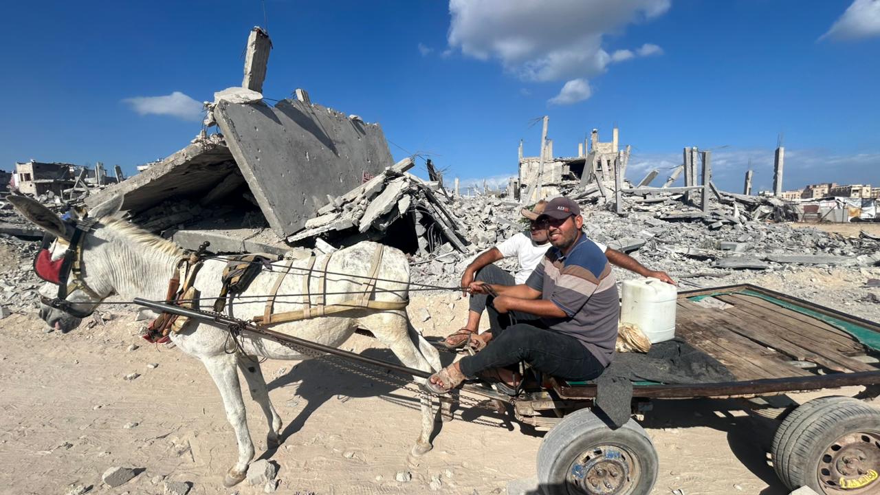 Mohammed Dwahreh, de 48 años, entre los escombros de su barrio en el norte de Jan Yunis, el 10 de octubre. Es la primera vez que regresa desde que las fuerzas israelíes ordenaron su evacuación a mediados de mayo. 