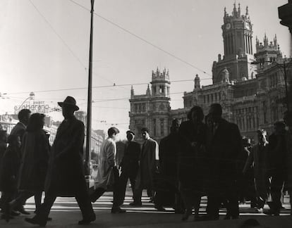 Peatones en la plaza de Cibeles, enero de 1962