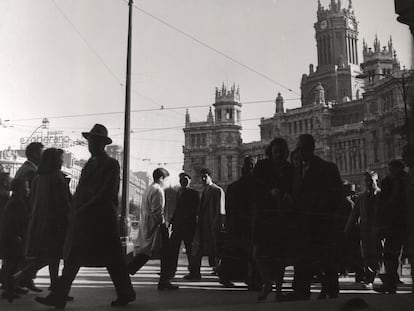 Peatones en la plaza de Cibeles, enero de 1962