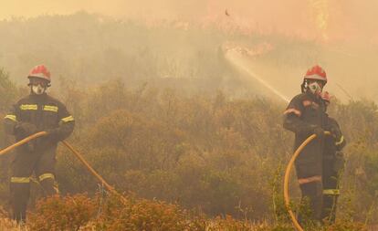 Fotografía facilitada por la Diputación de Castellón de bomberos en la Sierra Calderona.