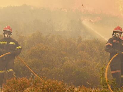 Fotograf&iacute;a facilitada por la Diputaci&oacute;n de Castell&oacute;n de bomberos en la Sierra Calderona.